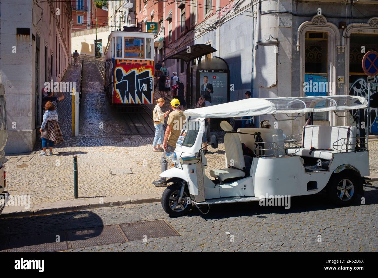 Un tuk tuk a tre ruote attende nell'Avenida da Liberdade vicino all'elevador da bica, Foto Stock