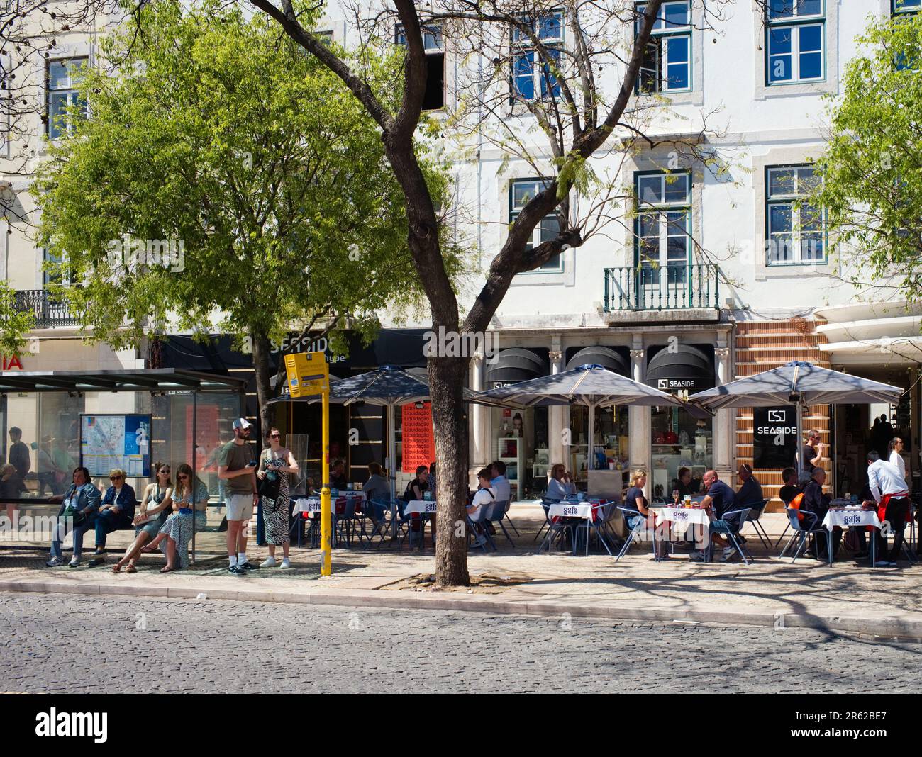 Diners al Cafe Gelo sul Praca Dom Pedro IV a Lisbona Foto Stock