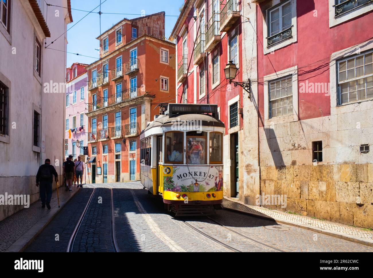 Tram numero 28 nelle strette stradine di Lisbona Foto Stock