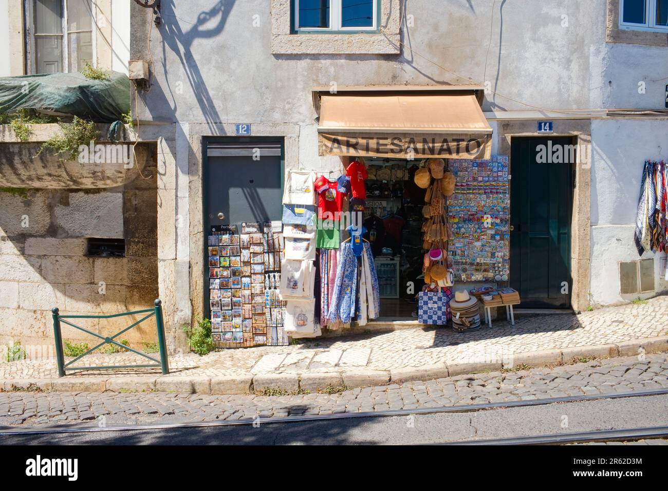 Un piccolo negozio di articoli da regalo in una zona turistica di Lisbona Foto Stock