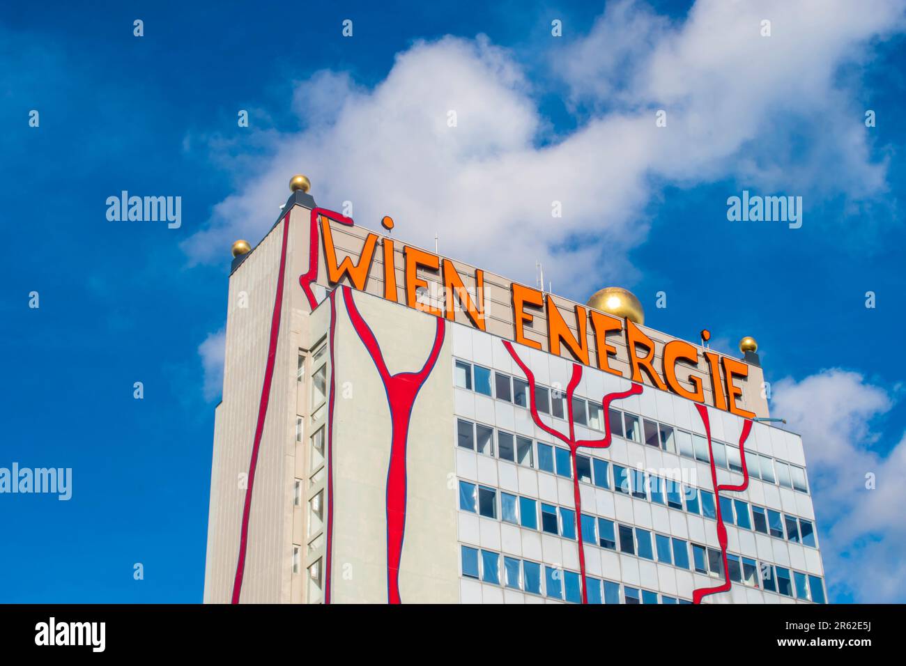 vienna, austria, 15 maggio 2023 la meraviglia architettonica della centrale di riscaldamento urbano di spittelau, simbolo di innovazione e sostenibilità, realizzata da Foto Stock