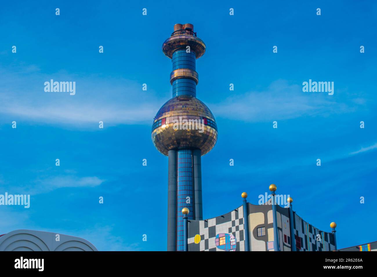vienna, austria, 15 maggio 2023 la spettacolare fabbrica di incenerimento dei rifiuti di vienna una meraviglia architettonica di friedensreich hundertwasser, un pioniere di ecol Foto Stock