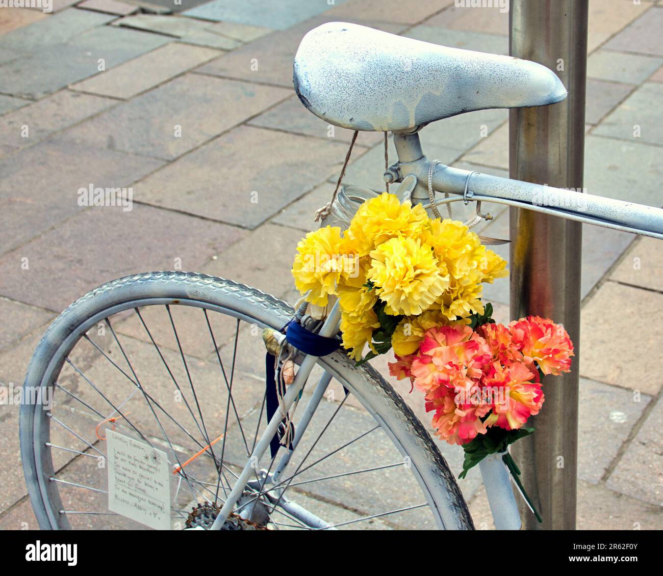 Bicicletta bianca commemorativa e fiori alla morte in bicicletta di Emma Newman, una ciclista di 22 anni di Parigi Foto Stock