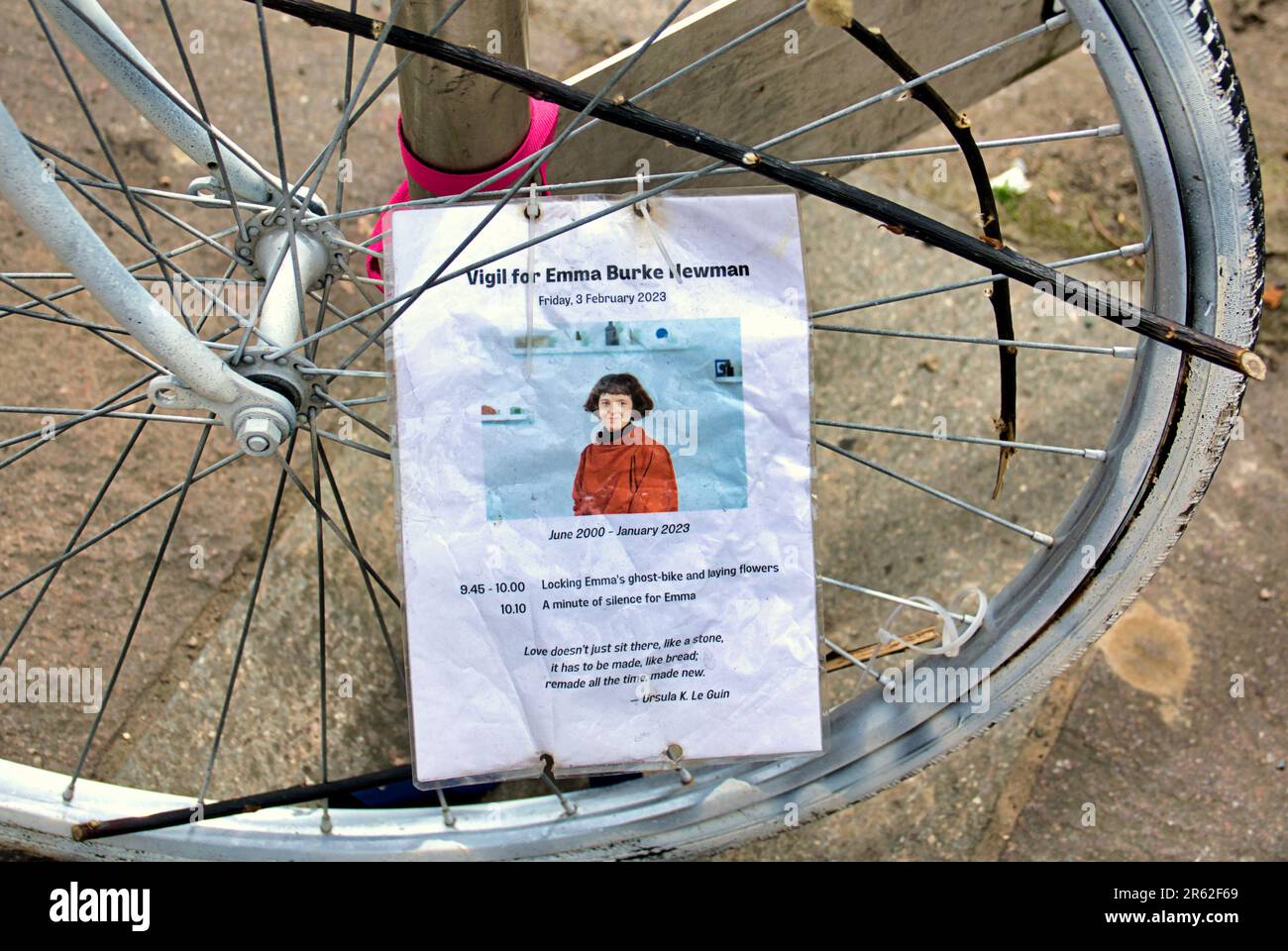 Bicicletta bianca commemorativa e fiori alla morte in bicicletta di Emma Newman, una ciclista di 22 anni di pari Foto Stock