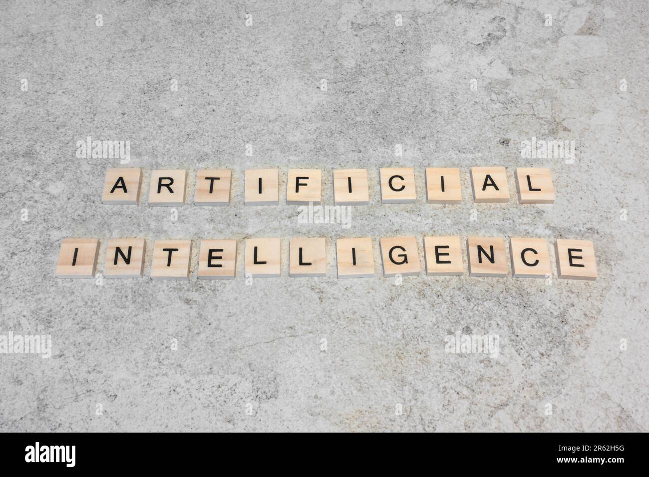 Blocchi di lettere di legno che descrivono l'intelligenza artificiale contro la pietra di marmo come concetto di spiegazione dell'intelligenza artificiale Foto Stock