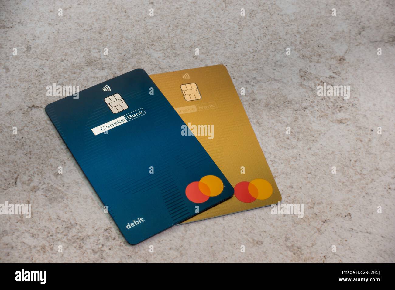Stoccolma, Svezia - 28 maggio 2023: Carta di debito e di credito blu e oro Danske Bank su fondo in pietra marmorea Foto Stock