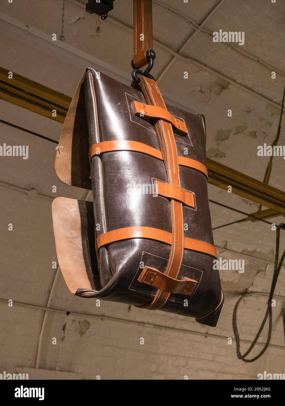 Uno stand per la consegna di un apparecchio di scambio di sacchetti postali esposto presso il mail Rail Museum di Londra, Regno Unito. Foto Stock