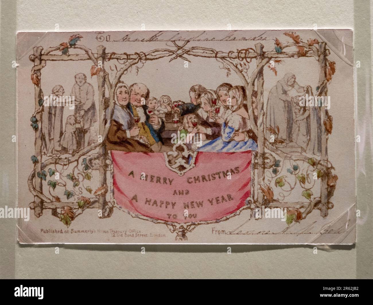 Il primo biglietto di Natale commerciale creato da Henry Cole (1843) in mostra al Postal Museum di Londra, Regno Unito. Foto Stock