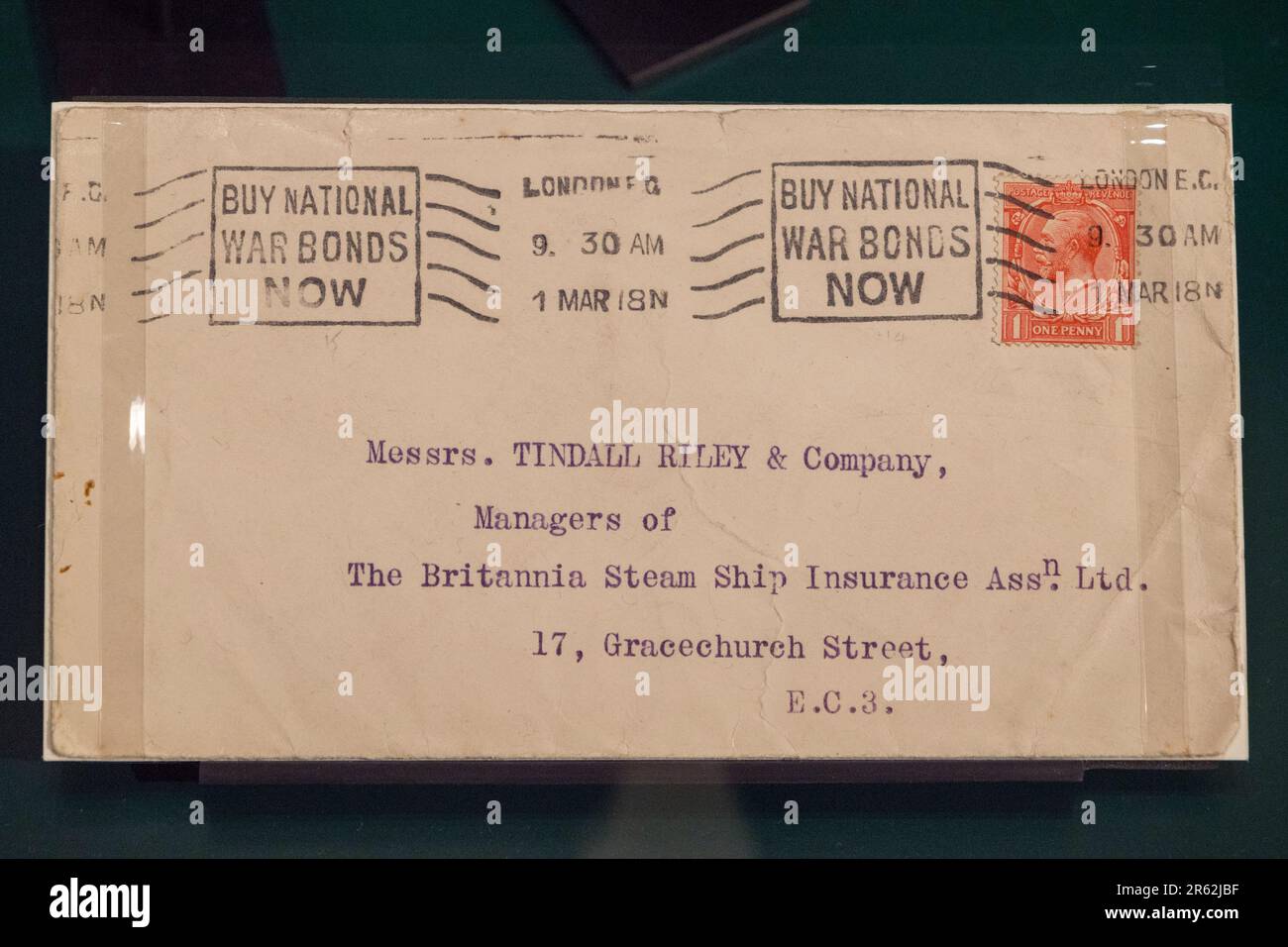 Busta dell'era della prima guerra mondiale con un francobollo e schemi di risparmio pubblicitario esposti al Postal Museum di Londra, Regno Unito. Foto Stock