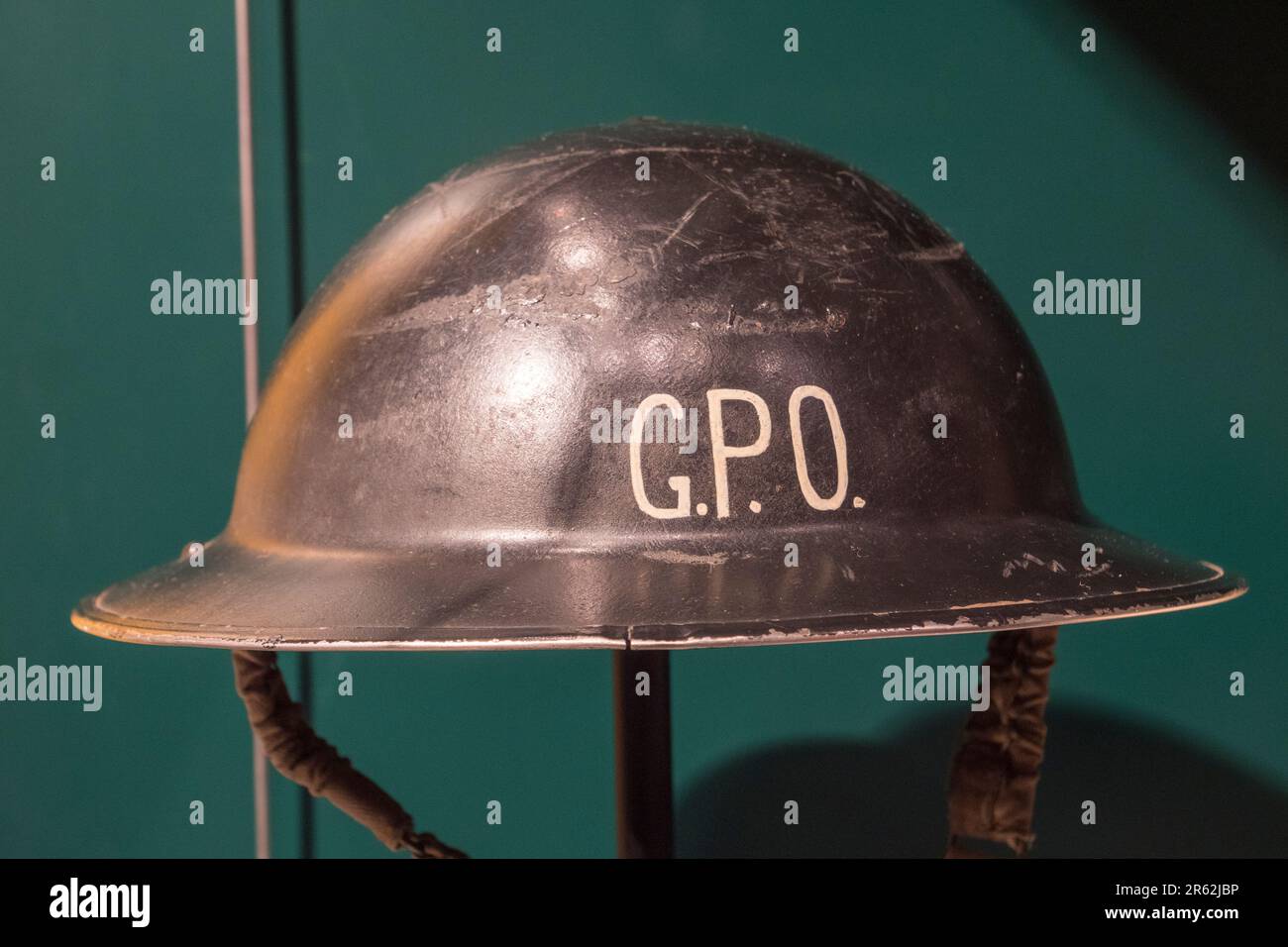 Un casco della protezione civile GPO (1939-45) utilizzato da un membro della Guardia domestica dell'ufficio postale in mostra al Postal Museum di Londra, Regno Unito. Foto Stock