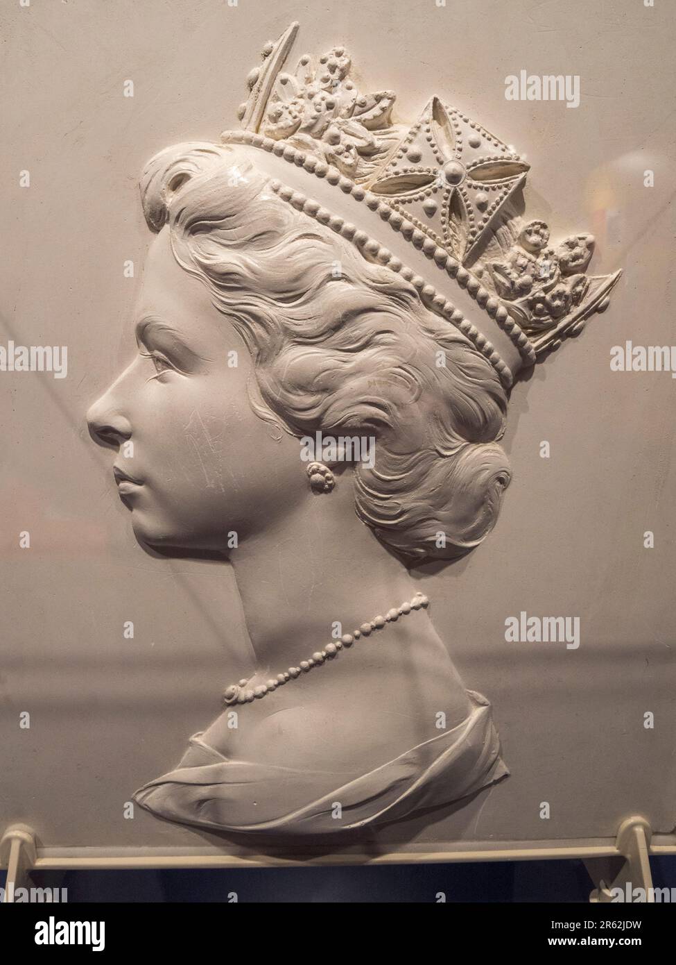 L'ultimo intonaco realizzato da Arnold Machins che ha fornito un ritratto iconico (la "testa vestita") della regina Elisabetta del 1967, Postal Museum di Londra, Regno Unito Foto Stock