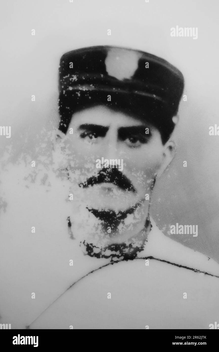 Fotografia vintage di un uomo professionista che indossa il cappello di un conduttore in un bianco e nero. Foto Stock