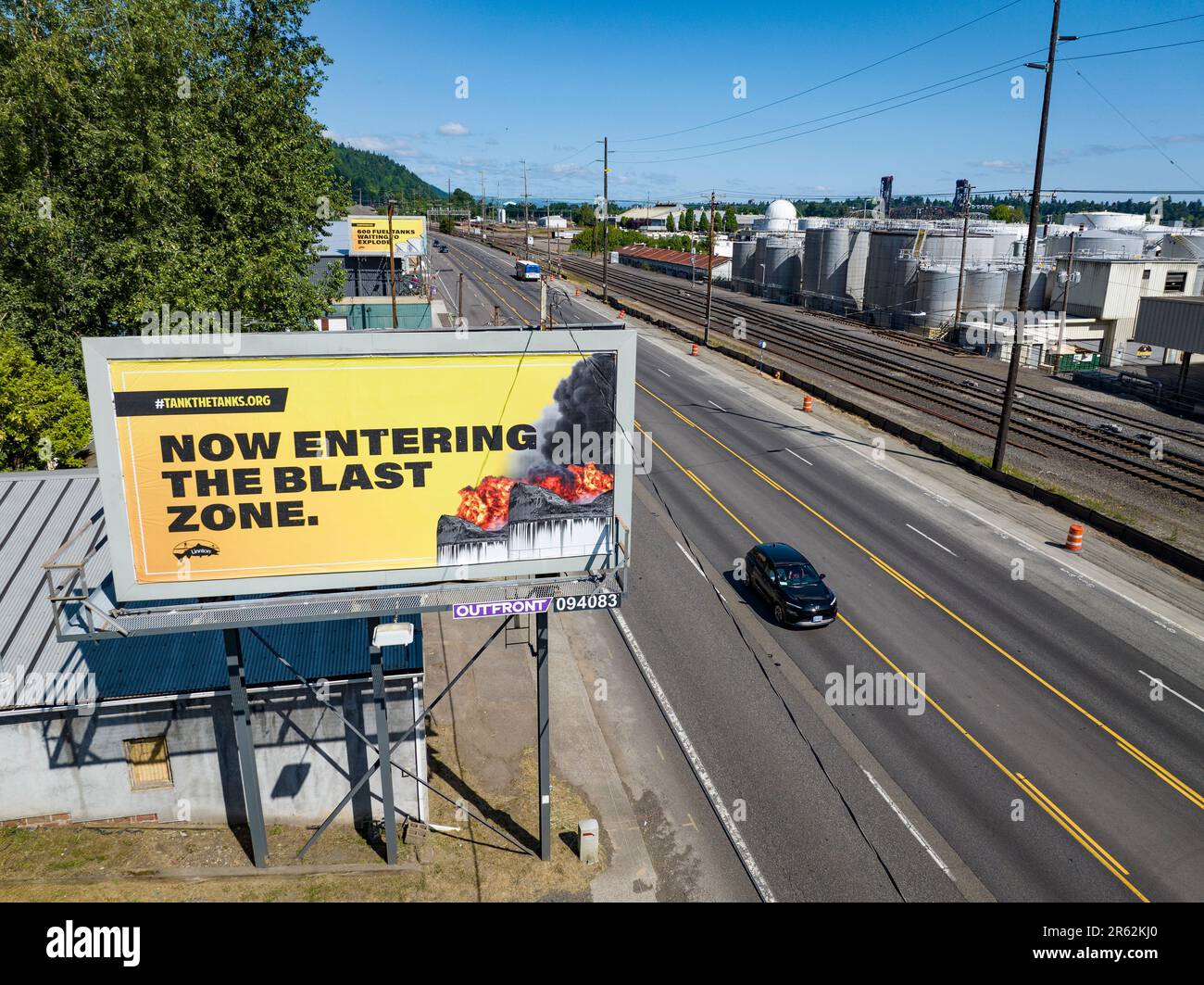 Un gruppo d'azione dei cittadini - TankTheTanks.org - ha eretto cartelloni informativi sulla Oregon Highway 30 come corre tra Portland e Linnton, Oregon. I segnali avvertono il pubblico del pericolo rappresentato dalle fattorie cisterna contenenti sostanze chimiche pericolose e prodotti petroliferi che potrebbero rappresentare un grave rischio per la vita se sottoposte a un evento naturale o creato dall'uomo. Il gruppo dice che i serbatoi di invecchiamento - molti dei quali si trovano sul materiale di riempimento - potrebbero essere danneggiati o esplodere versando il loro contenuto nella Willamette e a valle, i fiumi Columbia potenzialmente causando una minaccia estrema alla vita. Foto Stock