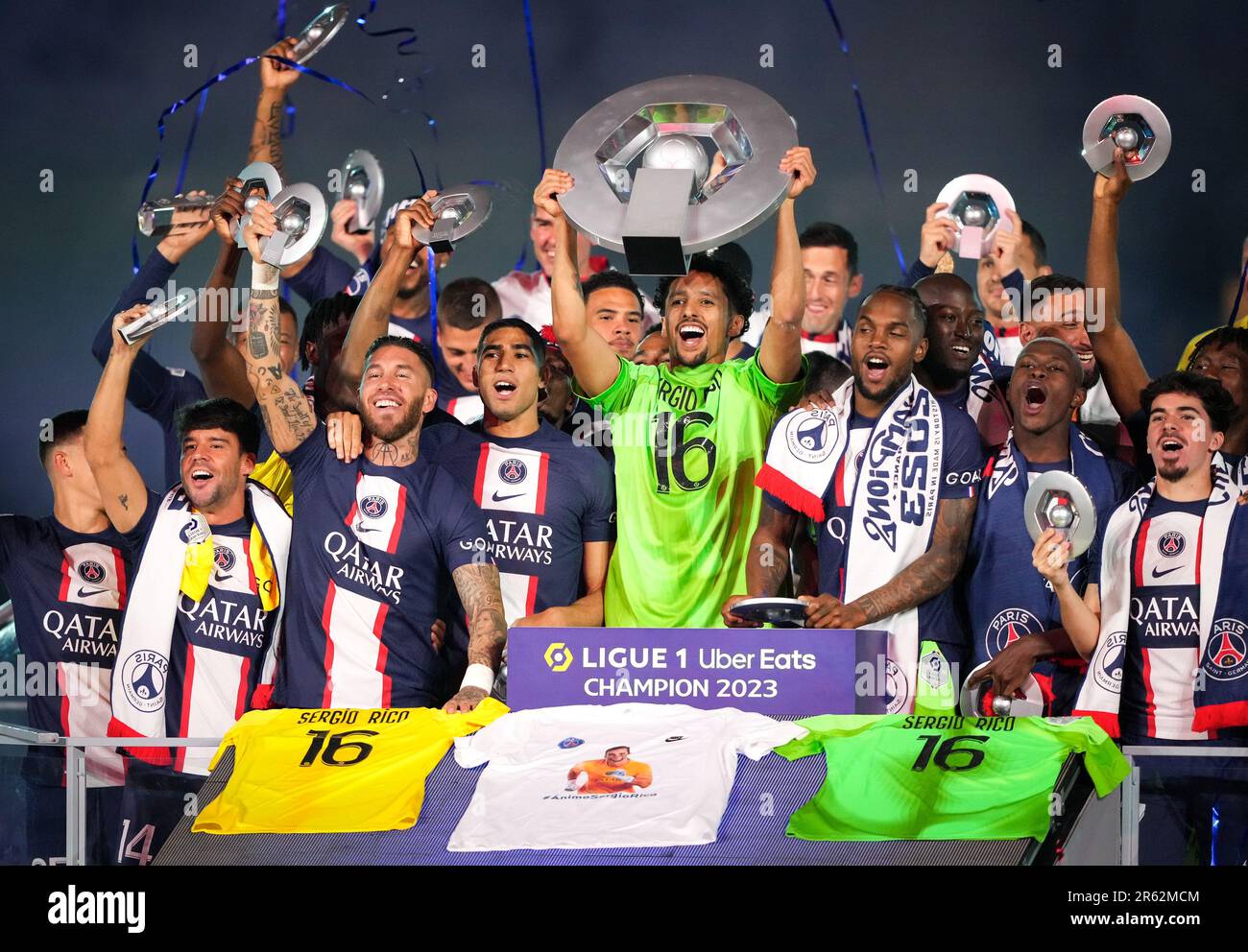 I giocatori PSG sollevano il trofeo Ligue 1 vincitore 2022/23 durante le  celebrazioni post partita dopo la partita Ligue 1 tra Paris Saint Germain e  Clermont Fo Foto stock - Alamy