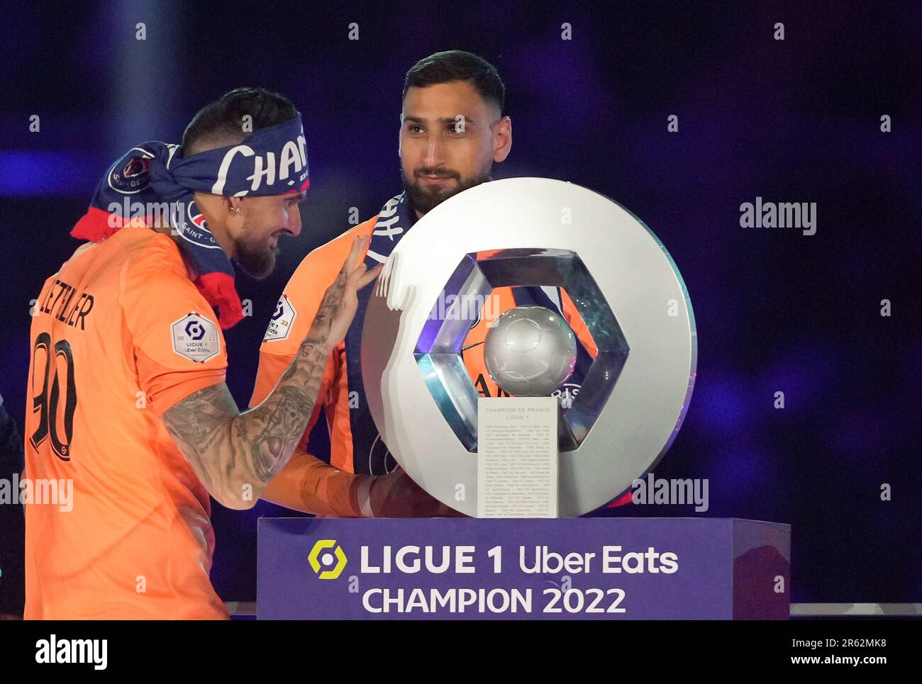 Portiere Gianluigi DONNARUMMA & portiere Alexandre Letellier (a sinistra) di PSG durante le celebrazioni post match per la vittoria della 2022/23 Ligue 1 tit Foto Stock
