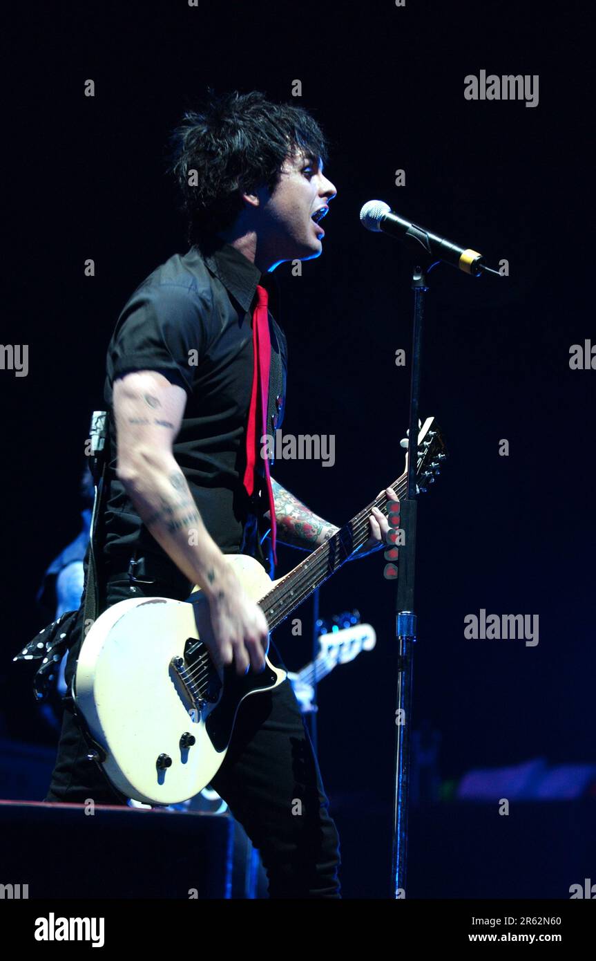 Milano Italia 2005-01-16: Billie Joe Armstrong cantante e chitarrista del Green Day durante un concerto dal vivo al Forum Assago Foto Stock