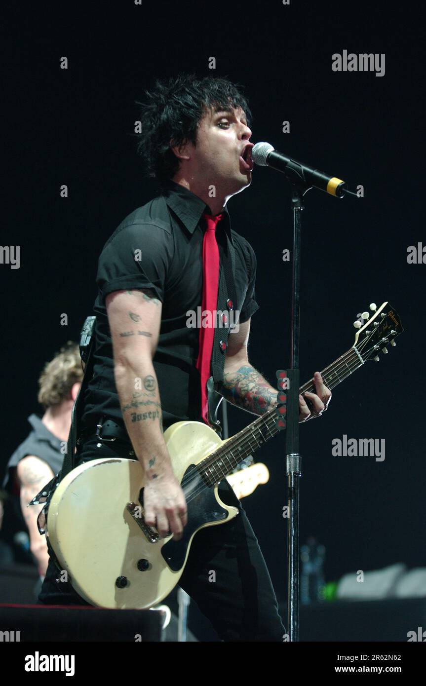 Milano Italia 2005-01-16: Billie Joe Armstrong cantante e chitarrista del Green Day durante un concerto dal vivo al Forum Assago Foto Stock