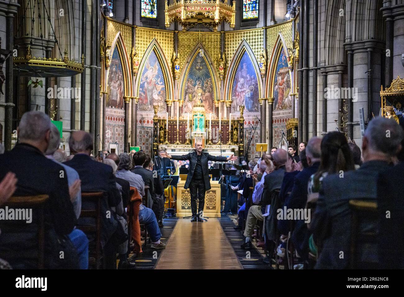 USO EDITORIALE SOLO L'ensemble barocca francese le Concert Spirituel, diretto da Hervé Niquet, si esibisce presso la nuova serie di concerti Wigmore Hall presso la Chiesa Cattolica Romana di San Giacomo, Piazza di Spagna. Il concerto ha visto la partecipazione di tutti e quattro gli inni di incoronazione di Handel e di re Carlo III Data immagine: Martedì 6 giugno 2023. Foto Stock