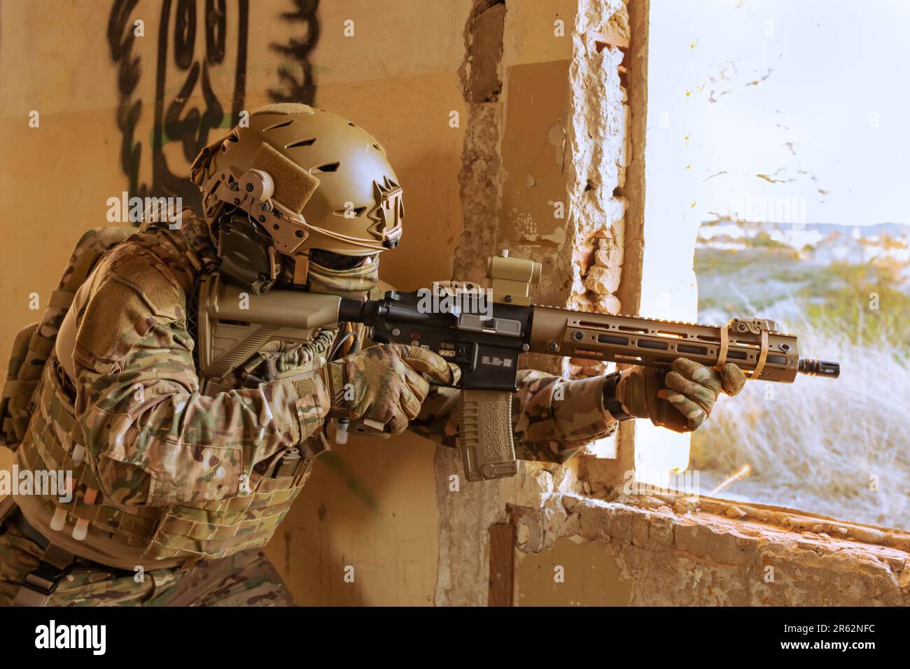 Un uomo che indossa un'uniforme militare con un fucile Foto Stock