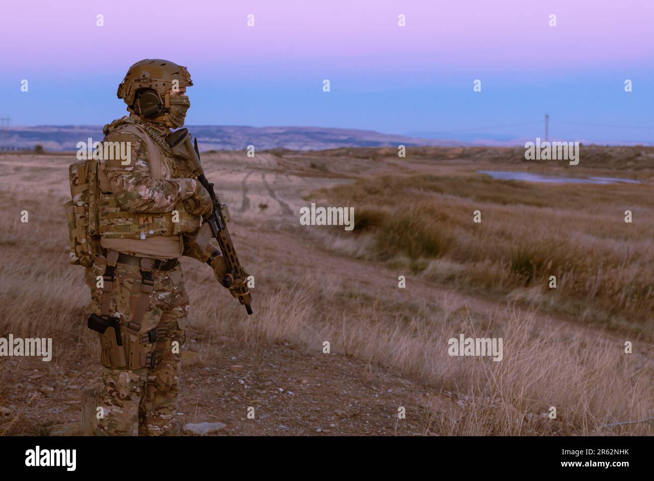 Un uomo che indossa un'uniforme militare con un fucile Foto Stock