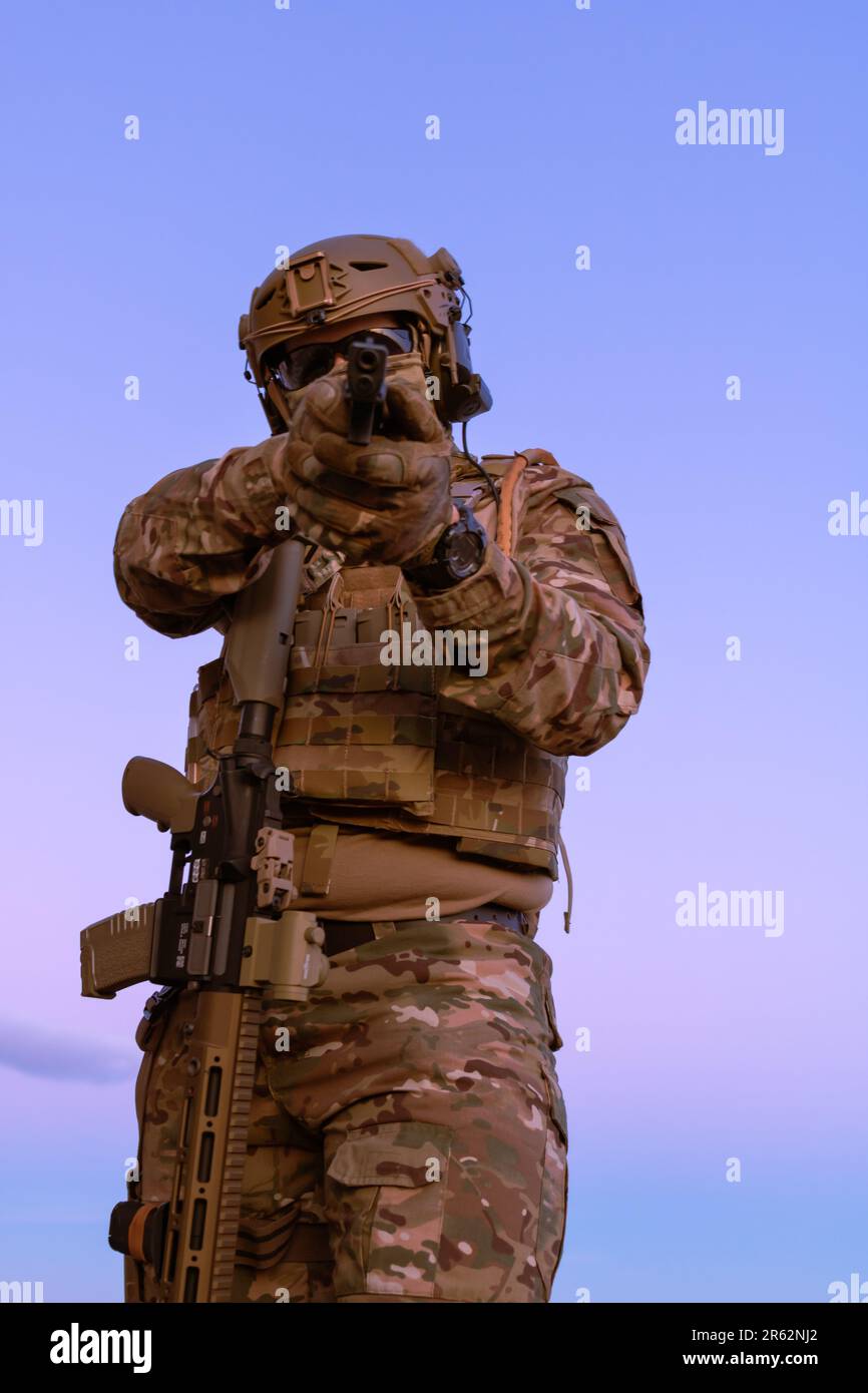 Un uomo che indossa un'uniforme militare con un fucile Foto Stock