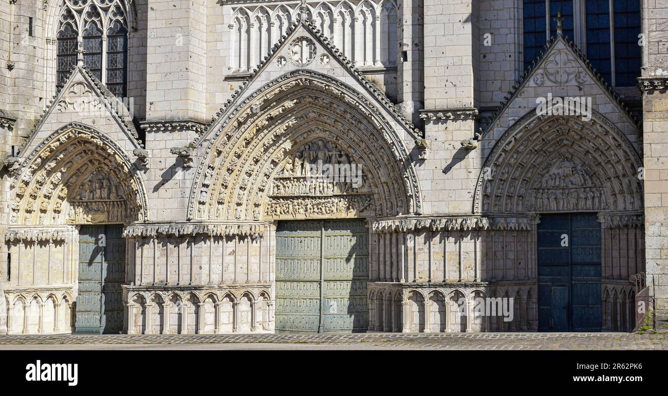 Un portico decorato in stile gotico adorna la facciata della Basilica Cattedrale di Poitiers, Francia Foto Stock