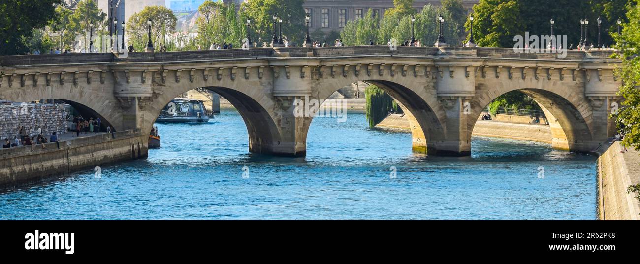 Vista sul Ponte Neuf che attraversa la Senna a Parigi, in Francia, con l'iconico skyline sullo sfondo Foto Stock