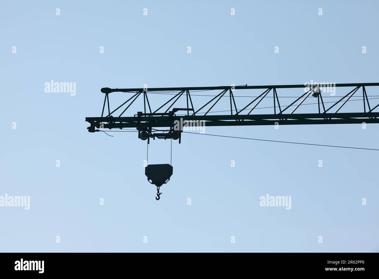 Una grande gru è vista in posizione stazionaria, sullo sfondo di un cielo limpido Foto Stock