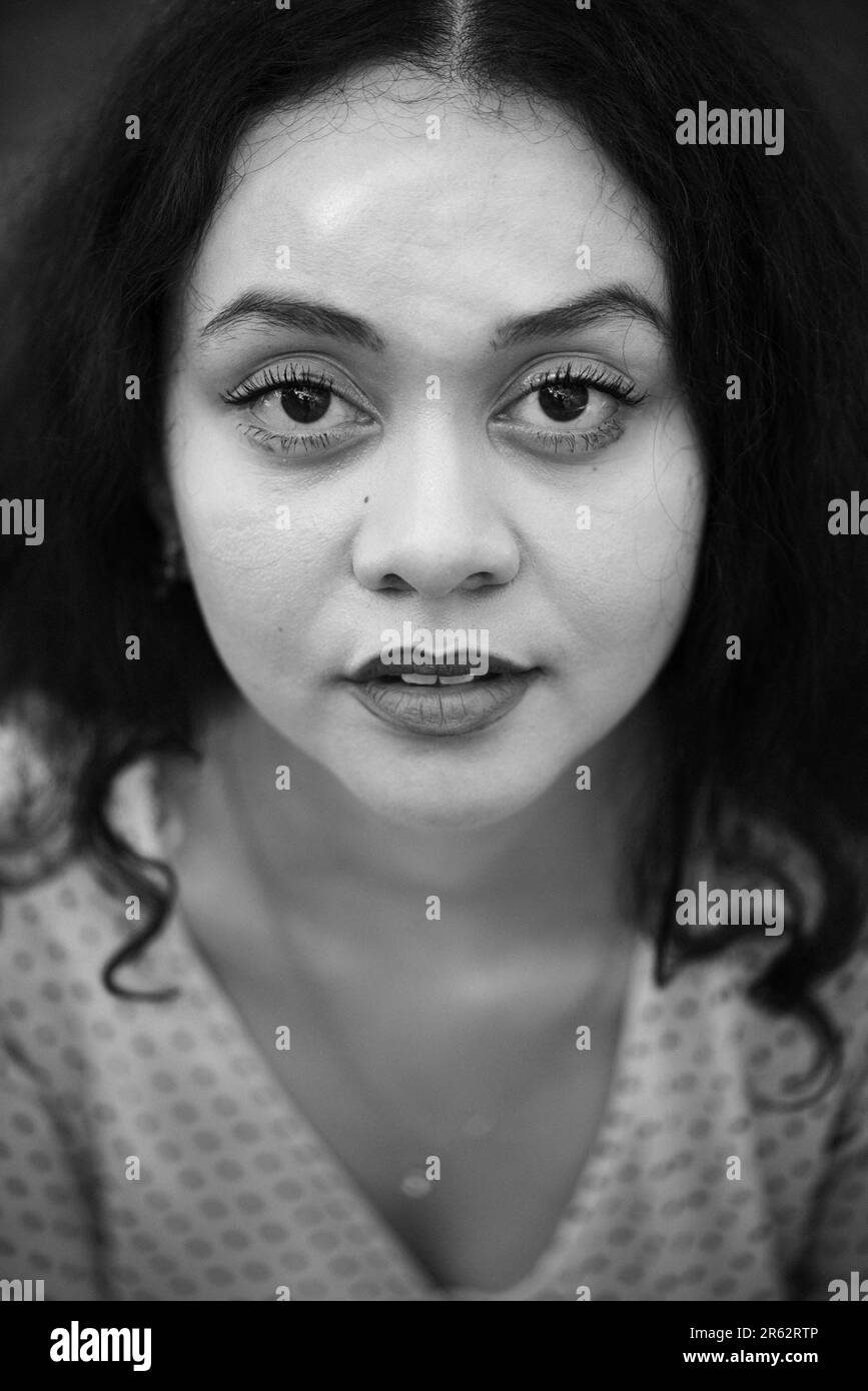 Un ritratto verticale in scala di grigi di una bella donna con grandi occhi Foto Stock
