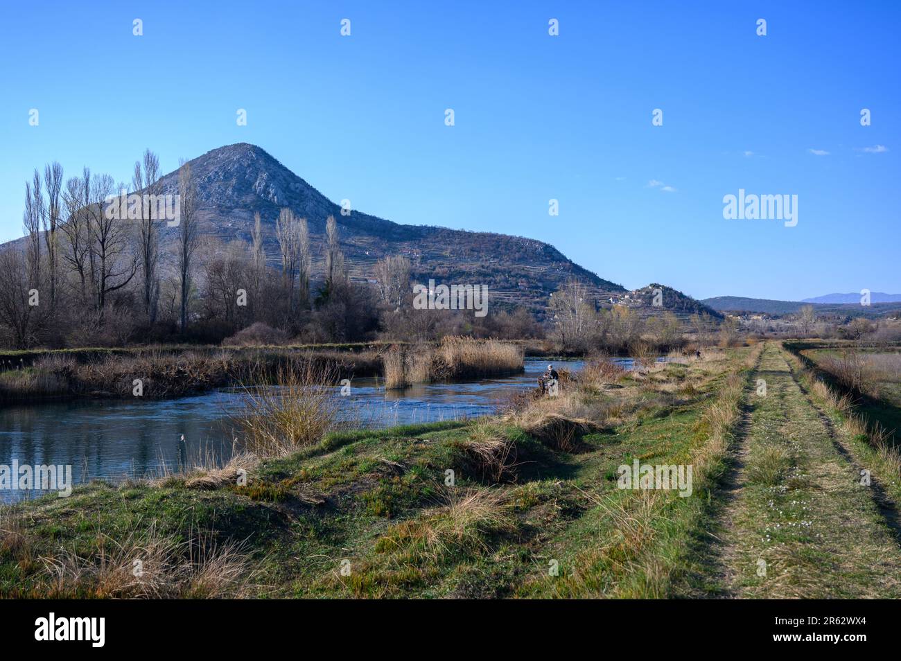Una vista della collina di Klobuk e del fiume Trebižat nel comune di Ljubuški, Bosnia-Erzegovina Foto Stock