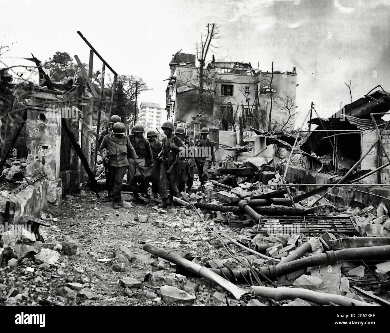 Le truppe della truppa del 5th, 1st Cavalleria, si muovono cautamente lungo Taft Avenue, Manila, Filippine, febbraio 1945 Foto Stock