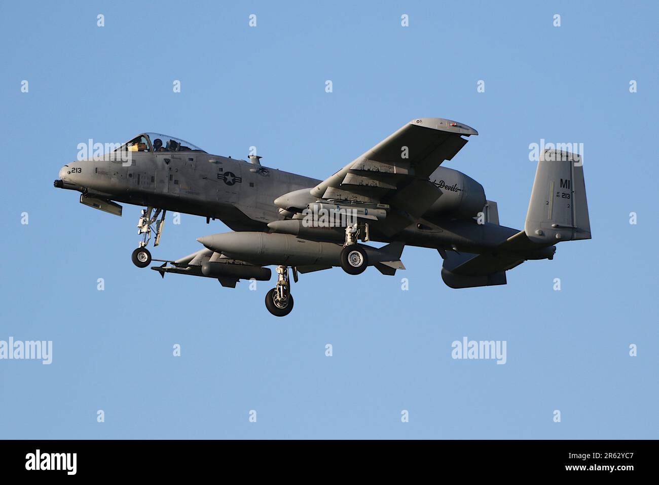 80-0213, una Fairchild Republic A-10C Thunderbolt II (o Warthog) gestita dallo Squadrone Fighter 107th "The Red Devils" del 127th Operations Group della Michigan Air National Guard, United States Air Force, arrivando all'aeroporto internazionale di Prestwick nell'Ayrshire. Il velivolo era uno dei dodici A-10Cs che attraversavano Prestwick il giorno stesso (18 in totale, di cui sei del giorno precedente) per partecipare all'esercizio Air Defender 2023 che si teneva in Germania. Foto Stock