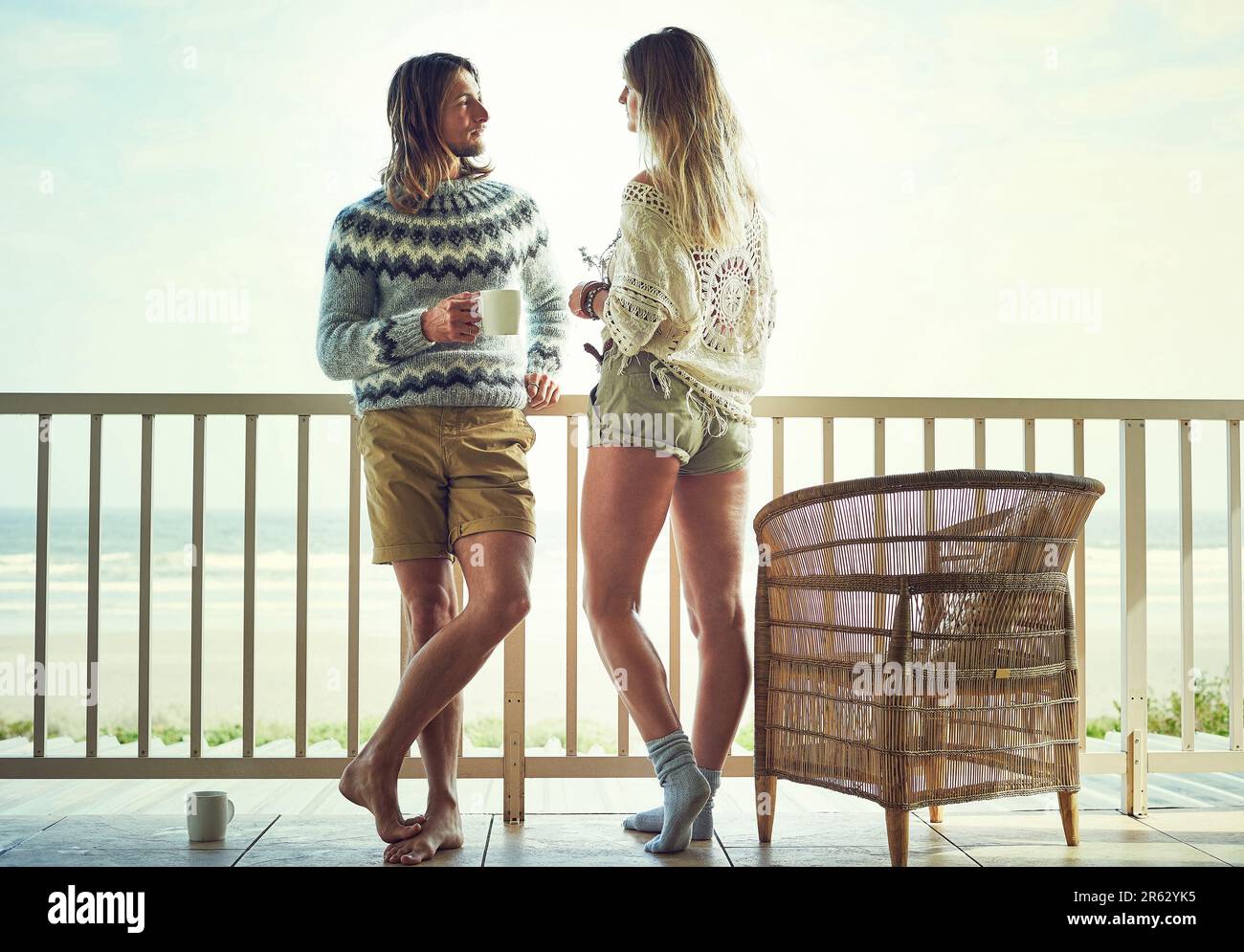 E' un fine settimana lento e non troppo lungo. una giovane coppia che si rilassa sul balcone. Foto Stock
