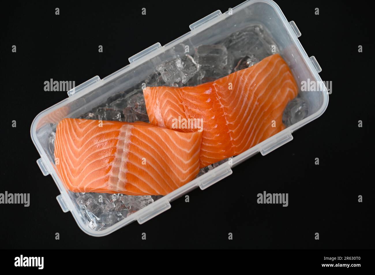 filetto di salmone, pesce fresco crudo di salmone su ghiaccio per la cucina di pesce pesce pesce salmone in scatola di plastica Foto Stock