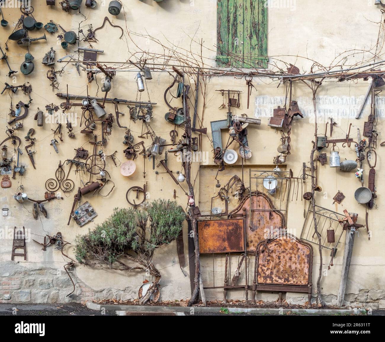 Muro di meraviglie. Dove sono appese molte cose vintage appartenenti al mondo del lavoro, della società e della civiltà contadina. La scienza della concretezza. GRI Foto Stock