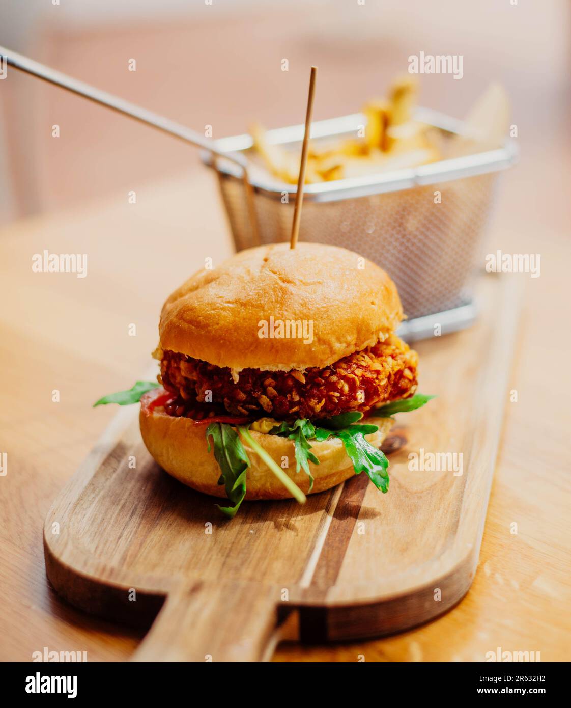 Hamburger e patatine fritte di pollo in stile americano gourmet Foto Stock