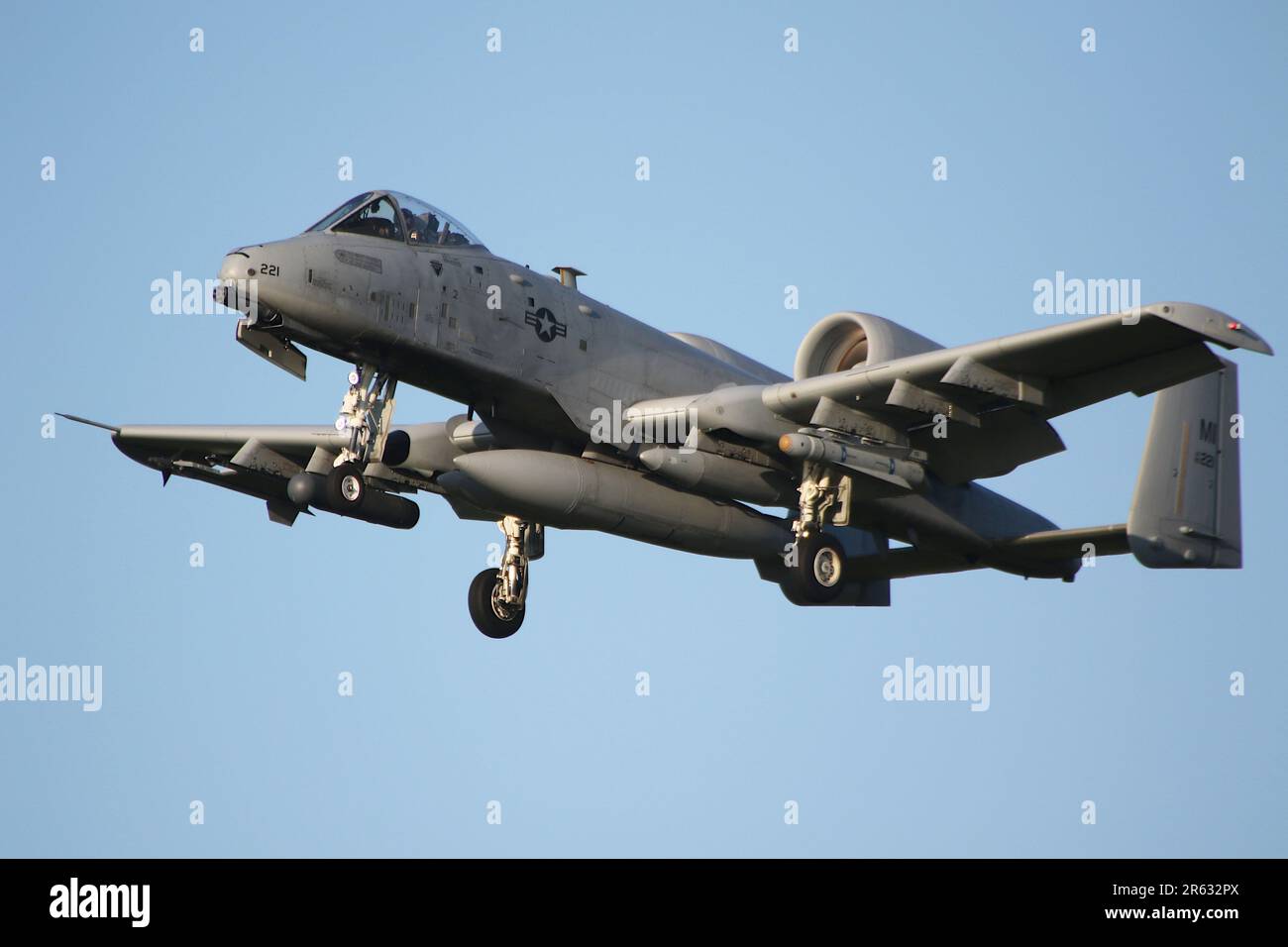 80-0221, una Fairchild Republic A-10C Thunderbolt II (o Warthog) gestita dallo Squadrone Fighter 107th "The Red Devils" del 127th Operations Group della Michigan Air National Guard, United States Air Force, arrivando all'aeroporto internazionale di Prestwick nell'Ayrshire. Il velivolo era uno dei dodici A-10Cs che attraversavano Prestwick il giorno stesso (18 in totale, di cui sei del giorno precedente) per partecipare all'esercizio Air Defender 2023 che si teneva in Germania. Foto Stock