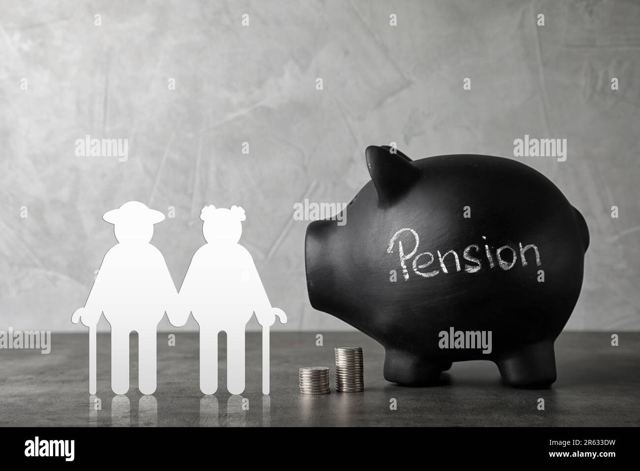 Concetto di pensione. Illustrazione di coppia anziana, monete e piggybank sul tavolo grigio Foto Stock