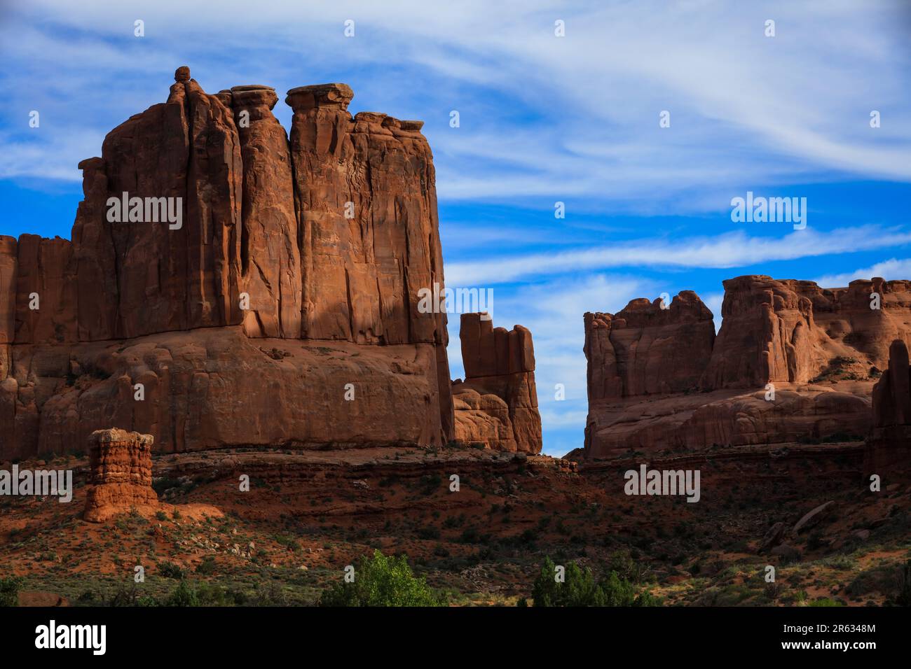 Paesaggio desertico del sud-ovest americano dell'Arches National Park, Utah, con nuvole e sjy blu Foto Stock