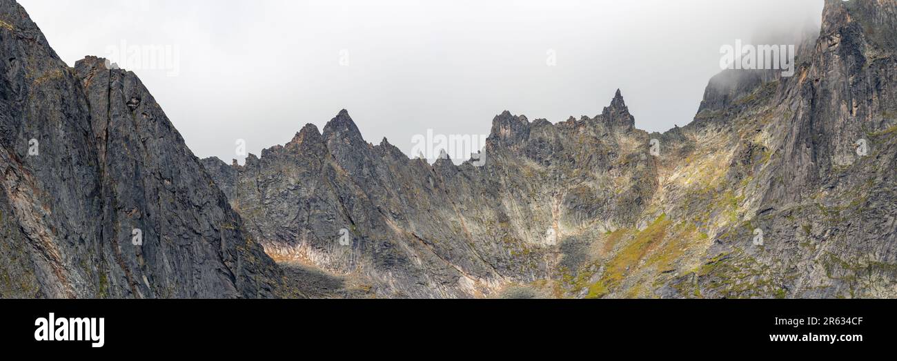 Viste incredibili dall'area campeggio di campagna nel Parco Territoriale di Tombstone durante la tarda estate al Lago Grizzly. Vette frastagliate incredibili Foto Stock