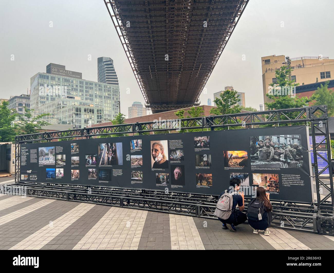 New York City, Stati Uniti. 6th giugno, 2023. Il festival fotografico annuale, Photoville, viene restituito sotto il ponte di Brooklyn a New York City. Credit: Ryan Rahman/Alamy Live News Foto Stock