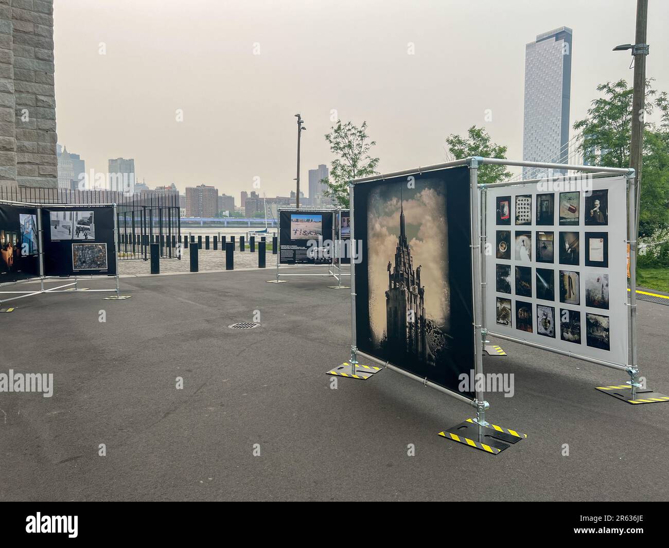 New York City, Stati Uniti. 6th giugno, 2023. Il festival fotografico annuale, Photoville, viene restituito sotto il ponte di Brooklyn a New York City. Credit: Ryan Rahman/Alamy Live News Foto Stock