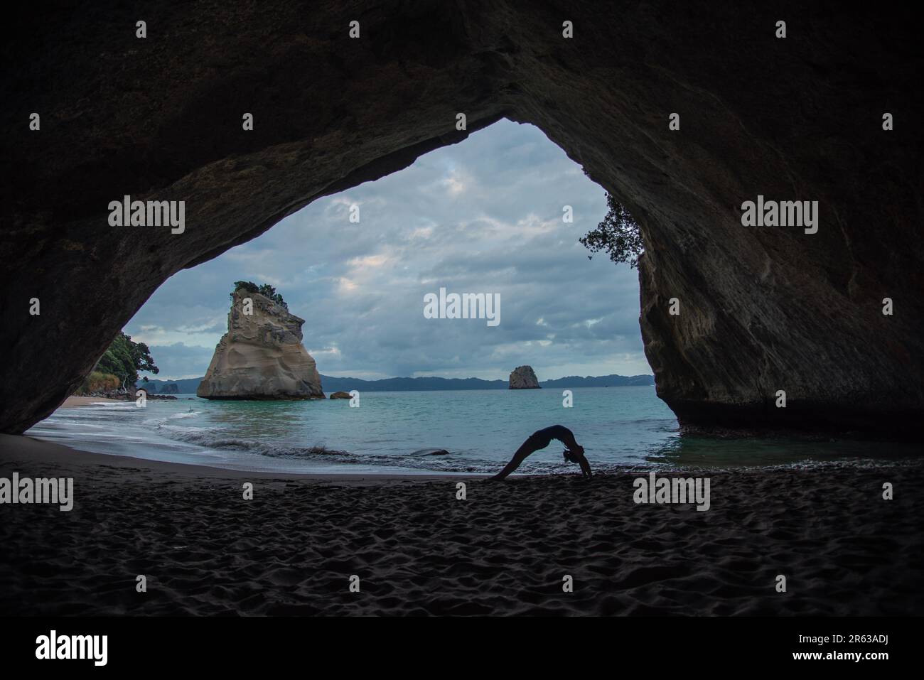 Un po 'di yoga / ponte posa in Cathedral Cove Foto Stock