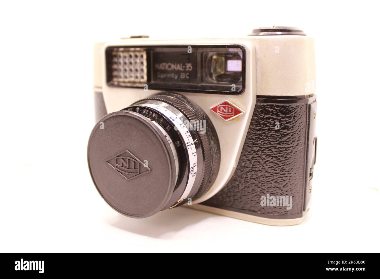 Una macchina fotografica in bianco e nero d'epoca molto antica su sfondo bianco. Foto Stock