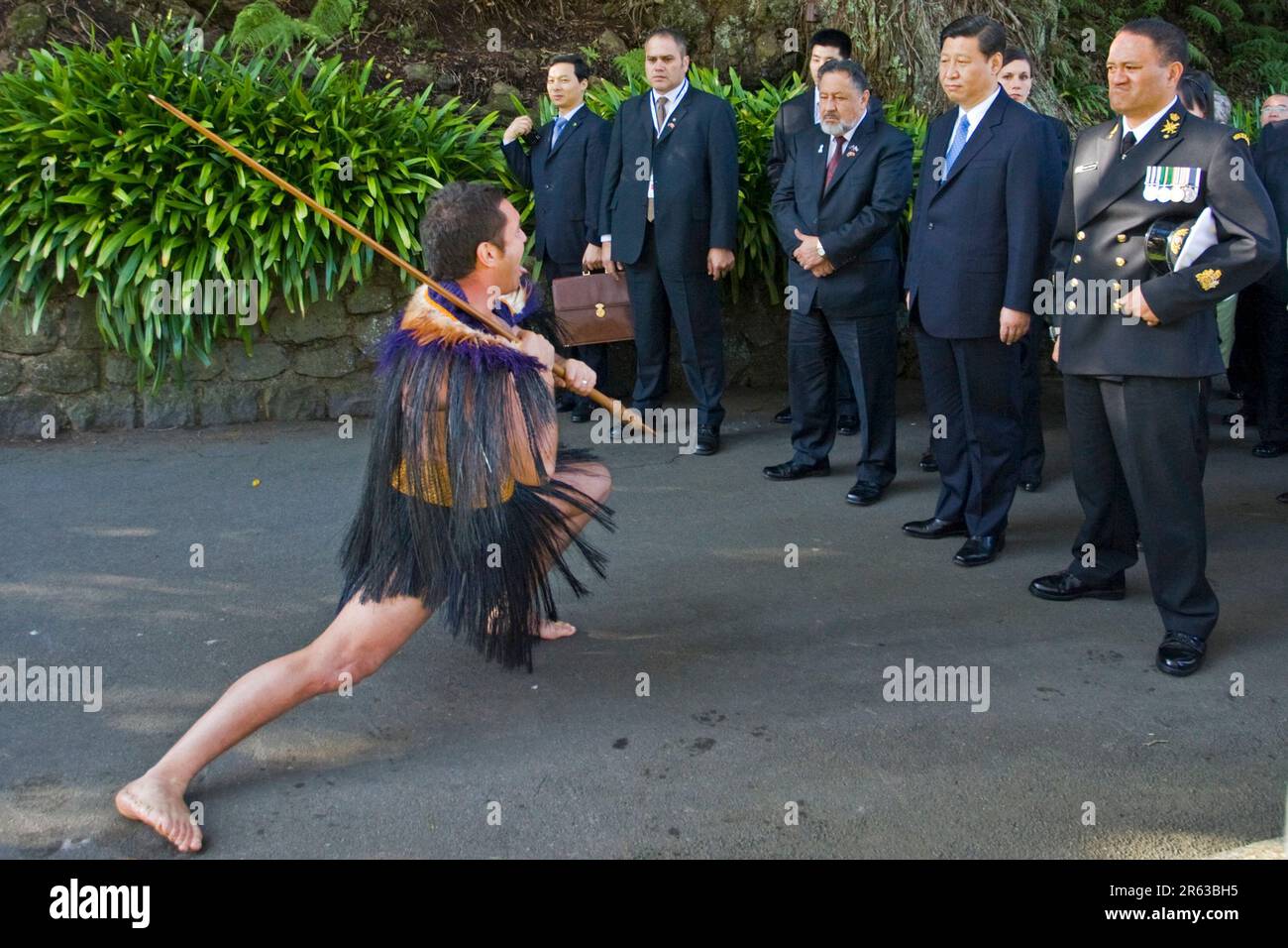 Sua Eccellenza Xi Jinping Vice Presidente della Repubblica popolare cinese, 2nd a destra, arriva a un tradizionale benvenuto Maori in visita in Nuova Z Foto Stock