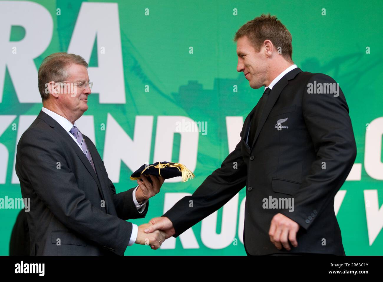 Bernard Lapasset, presidente dell'IRB, presenta a Brad Thorn il suo tetto massimo al benvenuto ufficiale per la squadra di Coppa del mondo di rugby della Nuova Zelanda, Aotea Square, Auckland, Nuova Zelanda, sabato, Settembre 03, 2011. Foto Stock