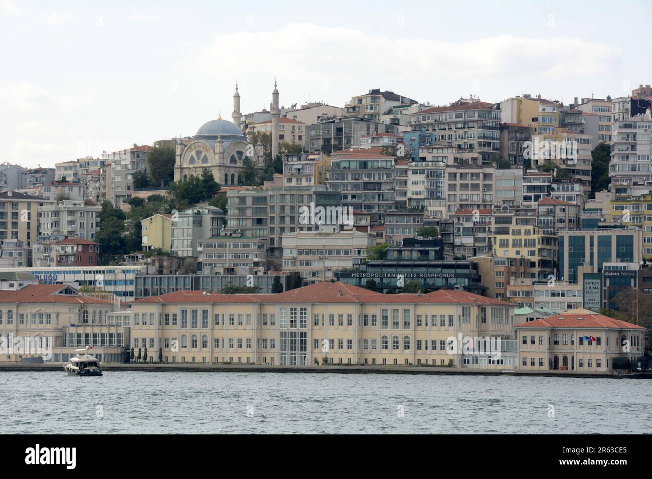 Il quartiere residenziale di Cihangir si affaccia sullo stretto del Bosforo nel quartiere Beyoglu sul lato europeo di Istanbul, Turchia / Turkiye. Foto Stock