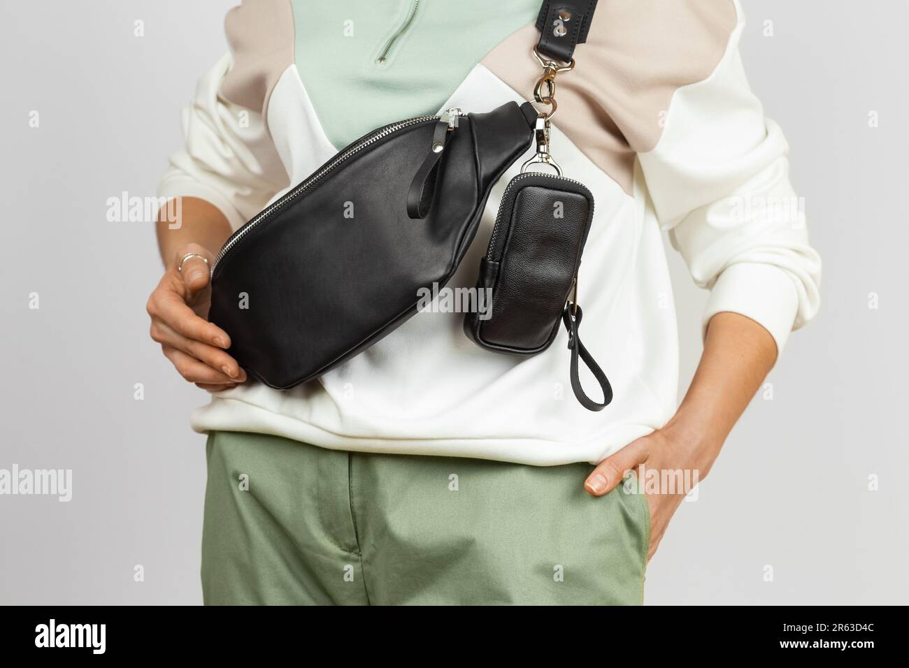 Borsa in vera pelle in vita con borsetta rimovibile per riporre chiavi, sigarette o auricolari attaccati alla tracolla sul modello femminile Foto Stock