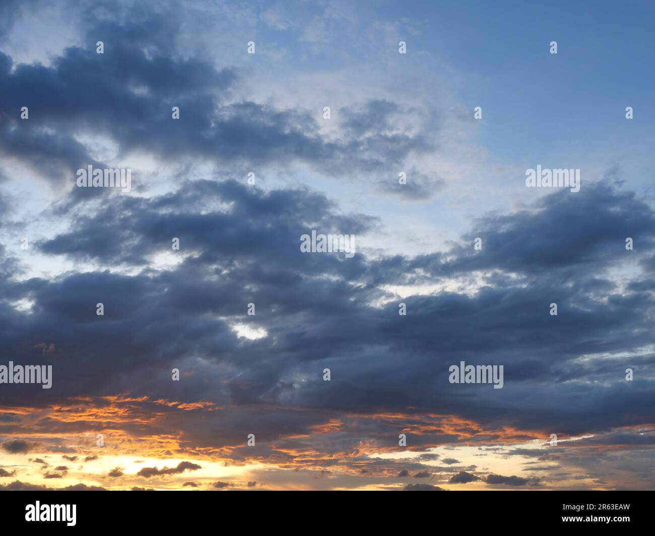 Nuvola e cielo blu in un'ora magica al tramonto, l'orizzonte cominciò a diventare arancione con nuvola viola di notte, drammatica area di paesaggio Foto Stock