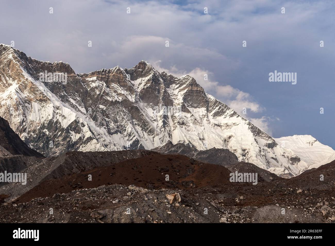 Belle montagne Himalaya in una giornata nuvolosa. Vista dal lato sud del monte Lhotse dall'Everest base Camp Trek. Himalaya montagna paesaggio in Sagarmatha Foto Stock